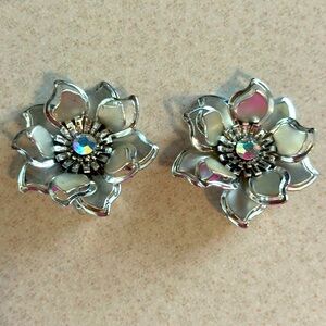 Vintage silver tone 3D flower clip on earrings with rhinestone center (736)